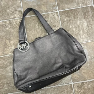 Michael Kors Fulton Large Gray/SilverPebbled Leather Hobo Shoulder Tote MK Medal - Afbeelding 1 van 16