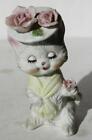 Figurine chat écharpe jaune 3D fleurs roses chapeau yeux fermés céramique peinte à la main -