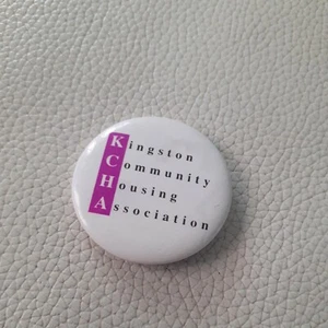 Kingston Community Housing Association Vintage Badge - Foto 1 di 3