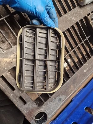 Решетка вентиляционная решетка для заднего кузова Volvo V70 MK3 31250723 - Изображение 1 из 4