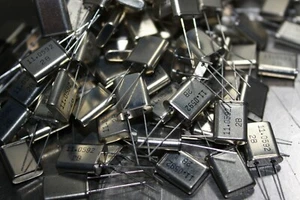 Crystal 11,0592 Mhz (11059,2 kHz) HC-49U passo 5mm- 1 Pcs (SC-7) - Picture 1 of 2