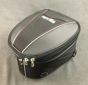 TOTALMENTE NUEVO ORIGINAL APRILIA CAPO NORD 1200 2014-2017 BOLSO ASIENTO TRASERO 2S000050 - Imagen 1 de 7