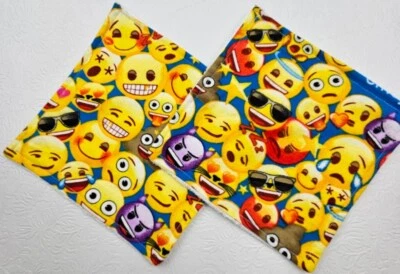 Juego de 2 piezas de tela de franela y rizo de 8" por 8" emojis hechos a mano  Foto 1 de 4