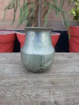 Antigua olla de agua bendita jainismo primitivo forjado a mano de latón vintage de 1900 con caño Foto 1 de 4