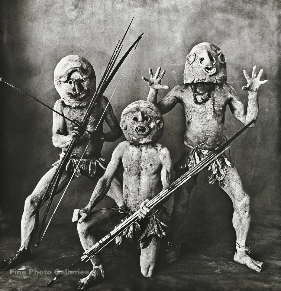 1970/84 IRVING PENN Asaro грязь мужчин лучник племенные маски Новая Гвинея фото гравировка - Изображение 1 из 1