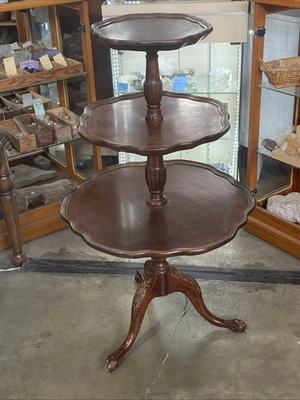 MESA DE CAOBA MERSMAN CORTEZA DE PASTEL 3 NIVELES Foto 1 de 4