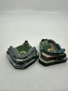 FENWAY PARK & WRIGLEY FIELD Replica MLBP Boston Red Sox / CUBS Mini Stadium #61 - Foto 1 di 4