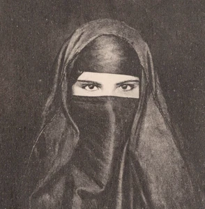 "Arab Woman" wearing hijab. Piercing eyes. Vintage postcard. (Bagdad?) - Picture 1 of 3
