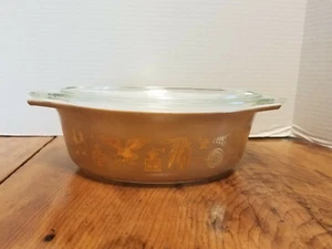 Cazuela de vidrio ovalado americano antiguo marrón y dorado vintage Pyrex plato y tapa - Imagen 1 de 5