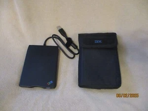 IBM - USB Portable Diskette Drive - FD-05PUB (19308801-19) - UNTESTED - Afbeelding 1 van 4