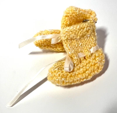 Новый ручной работы вязаный Baby ботинок 0-6 месяцев желтая лента - Изображение 1 из 4