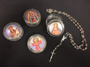 BOMBONIERA SCATOLA PLEXI IMMAGINE SACRA E ROSARIO BATTESIMO COMUNIONE CRESIMA - Foto 1 di 1