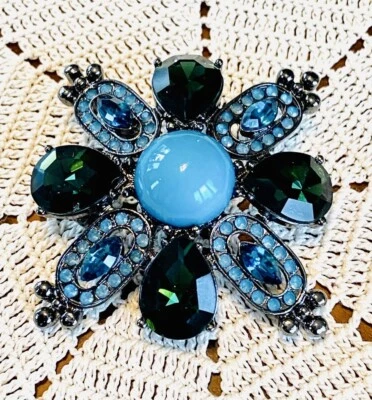 Broche prendedor de flores Lia Sophia “Vintage Shoppe” cristales corte azul y cuentas de resina Foto 1 de 2