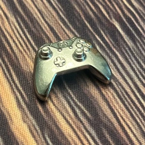 Monopoly Empire Xbox Controller Pezzo Argento Peltro Token Pawn Mover Bello - Foto 1 di 2