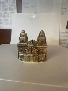 VINTAGE HEARST CASTLE SAN SIMEON CALIFORNIA SOUVENIR SALT & PEPPER SHAKERS EUC - Picture 1 of 4