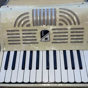 Fisarmonica Stanelli Novizio Vintage Made In Italy Con Custodia Colore Perla Funzionante - Foto 1 di 24