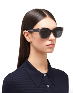 NUEVAS GAFAS DE SOL PRADA MONOCROMÁTICAS GRIS PIZARRA precio de venta sugerido por el fabricante $540 - Imagen 1 de 9