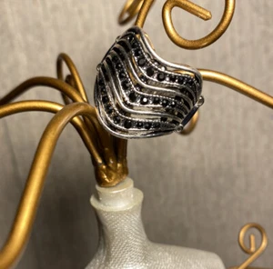 Ring schwarz und silberfarben - Bild 1 von 1