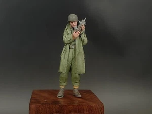 1/35 Built and Painted WWII U.S Soldier w/Telephone in Coat Figure - Picture 1 of 10