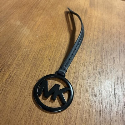 Bolso Michael Kors Logo Dije Llavero Cartera Etiqueta Colgante Círculo Negro Sobre Negro Foto 1 de 3