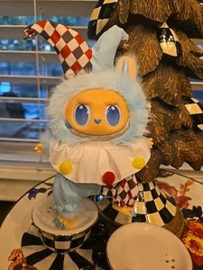 The Monsters Big in Energy Puppe "ohne QR Code" mit Clown Jester Outfit. - US-Verkäufer - Bild 1 von 2
