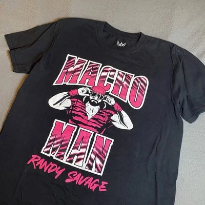 Camisa WWE Macho Man Randy Savage Para Hombres Talla M Rosa Negra WWE WCW NUEVA SIN ETIQUETAS Foto 1 de 4
