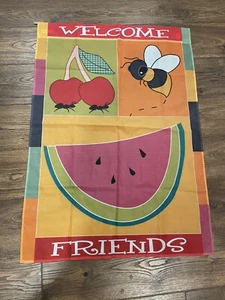 Bandiera da Giardino Striscione Floreale Benvenuto Amici 28” X 40” API CILIEGIE ANGURIA - Foto 1 di 5