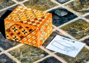 Japanisches Yosegi Puzzle Samurai Holz Geheim Trick Mini 2,5x2" Box 7 Schritte Neu in Verpackung - Bild 1 von 2
