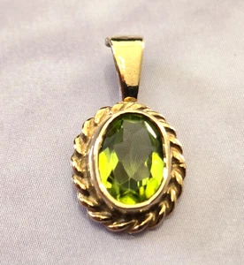 9ct Yellow Gold Pendant Charm Peridot Stone Full UK Hallmark Size 16mm x 9mm - Picture 1 of 9