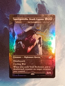 MTG FOIL Void Beckoner Spacegodzilla Death Corona (serie Godzilla) RARO EX - Foto 1 di 2