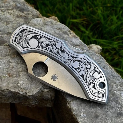 Spyderco Libélula - Acero Inoxidable - Pergaminos Grabados con Láser Foto 1 de 4