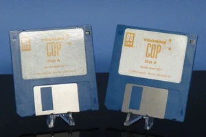 Discos y manual de instrucciones Atari ST TECHNO COP 1988 software vintage de 3,5" - Imagen 1 de 5