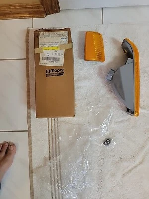 NOS Mopar 1991-96 Dodge Dakota LH Marker Corner Signal Light Lenses 56004312 - Image 1 of 4