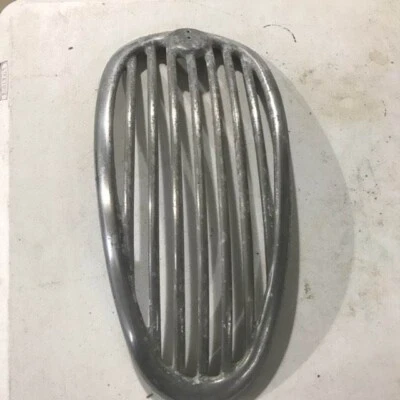 Jaguar Grille - Image 1 of 4