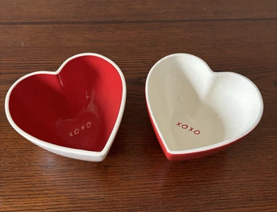 Conjunto de 2 pratos Hallmark XOXO tigelas de cerâmica coração vermelho e branco  - Imagem 1 de 4
