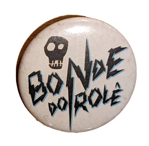 "Bonde Do Role" 2+1/8" Pinback Botón Insignia Brasil Garaje-pop Trío - Imagen 1 de 3