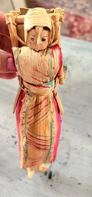 Muñeca de cáscara de maíz con mochila de cáscara de maíz Foto 1 de 4