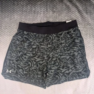 Under Armour 1383269 UA Launch Elite 7" Men's Shorts Black Pitch Grey Size XL - Picture 1 of 7