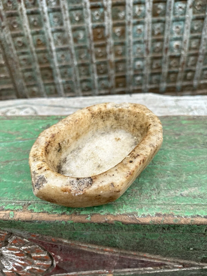 Antiguo cuenco Kharal de piedra de mármol tallado a mano Foto 1 de 4