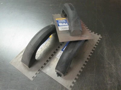 NOVO QEP 10113 Espátula de piso de aço entalhado tipo azulejo com cabo de plástico - Imagem 1 de 4