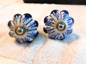 COPPIA POMELLI, TIRANTI IN CERAMICA BLU E BIANCA DIPINTI A MANO. 1 stando 3/4"w x 1,25" - Foto 1 di 3