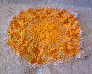 Vintage Crocheted Orange Doily With White Lacey Edge - Imagen 1 de 3