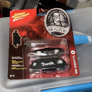 Johnny Lightning Universal Studios Monsters Dracula 1980 Aerovette, 1:64, Neu in OVP - Bild 1 von 2
