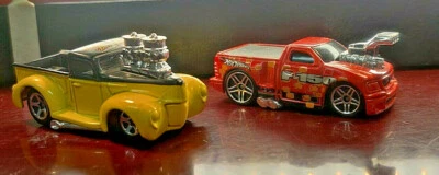 Duas Hot Wheels 2002 41 Ford Pickup, Ford 150 Lightning, Motor Exposto, Malásia - Imagem 1 de 4