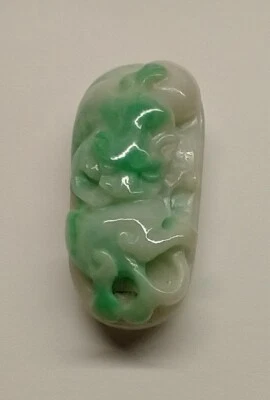 Colgante birmano tallado en jadeíta verde manzana/blanco Foto 1 de 4