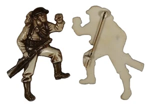 Figuraler WWII Fallschirmjäger Soldat Zelluloid Kunststoff Pinback Button • 2,5” x 2” - Bild 1 von 3