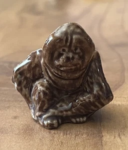 Vintage Wade Whimsies Red Rose ORANGUTAN Porcelain Animal Figurine Collectible - Picture 1 of 6