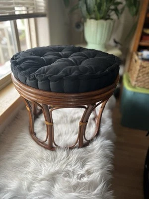 Reposapiés vintage madera curvada ratán otomano con cojín, retro boho, bambú, MCM Foto 1 de 4