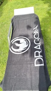 Toalla de playa Dragon Alliance 70 x 34 in extra grande 100% algodón blanca y negra nueva - Imagen 1 de 4