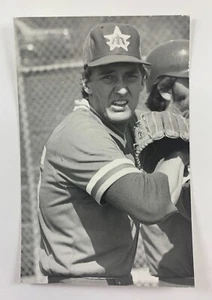 Mike Moore (1984) Seattle Mariners Vintage Baseball Postcard PCSM - Picture 1 of 2